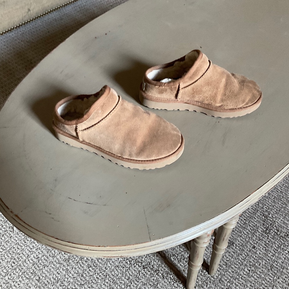 UGG KIDS CLASSIC SUEDE SHEEPSKIN SLIDE SLIPPERS CHESTNUT USED